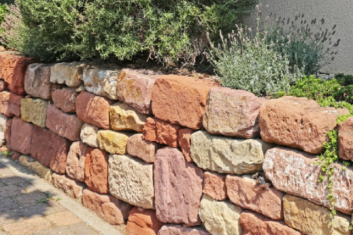 Trockenmauer aus Sandstein